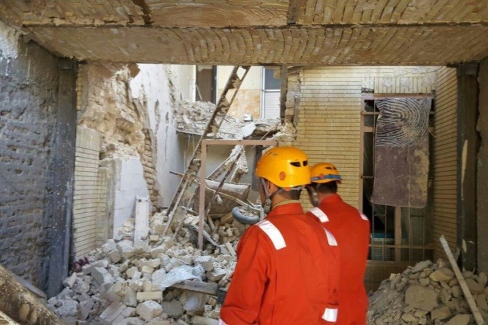 یک کشته در اثر تخریب ساختمان در قزوین/عملیات آوار برداری ادامه دارد