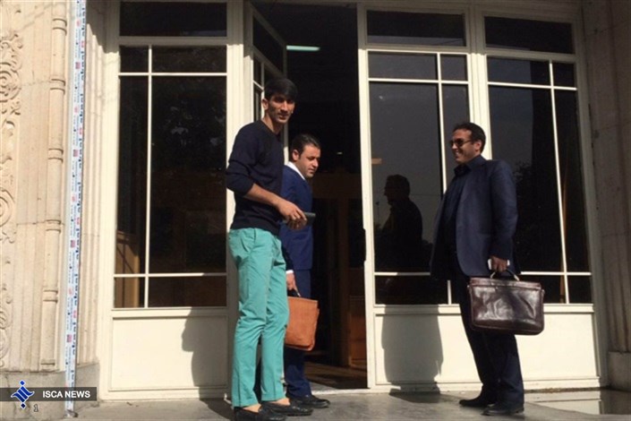 گلر پرسپولیس  دادسرا را ترک کرد و با خبرنگاران صحبت نکرد+ عکس