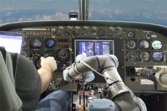 هدایت خودکار هواپیماها با بازوی رباتیک و هوش مصنوعی
