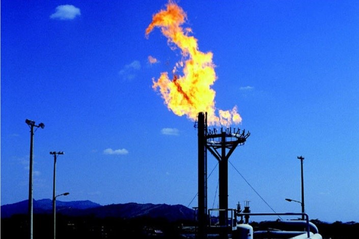 مشعل گاز میادین نفت غرب ایران خاموش می‌شود