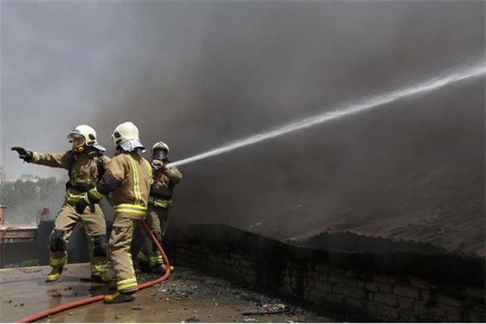 آتش سوزی در برج مسکونی پامچال/مهار شعله های آتش ادامه دارد