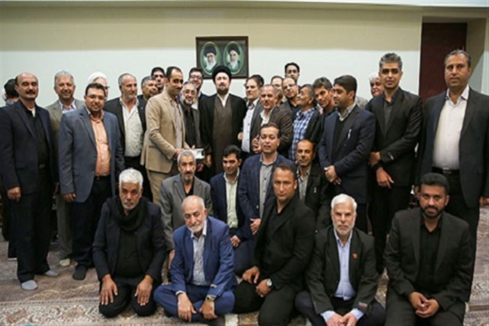 دیدار جمعی از خانواده معظم شهدا و مسئولان شهر زرقان استان فارس با سید حسن خمینی