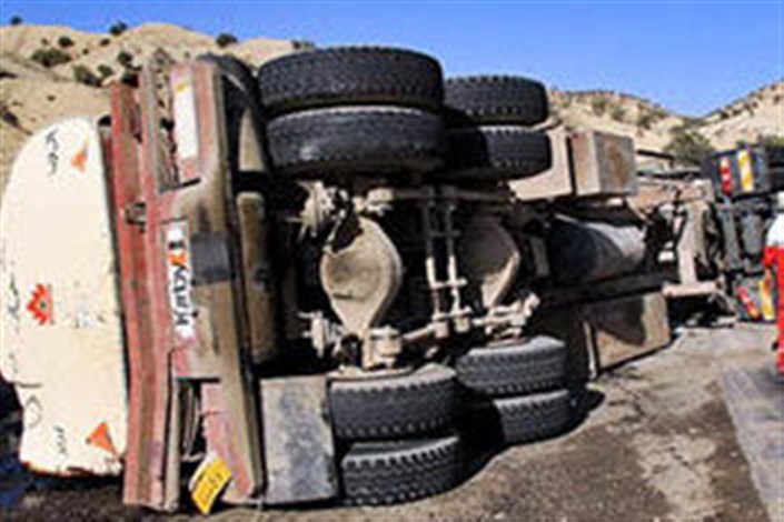  کامیونت در بزرگراه آزادگان واژگون شد/ حادثه خسارت جانی نداشت