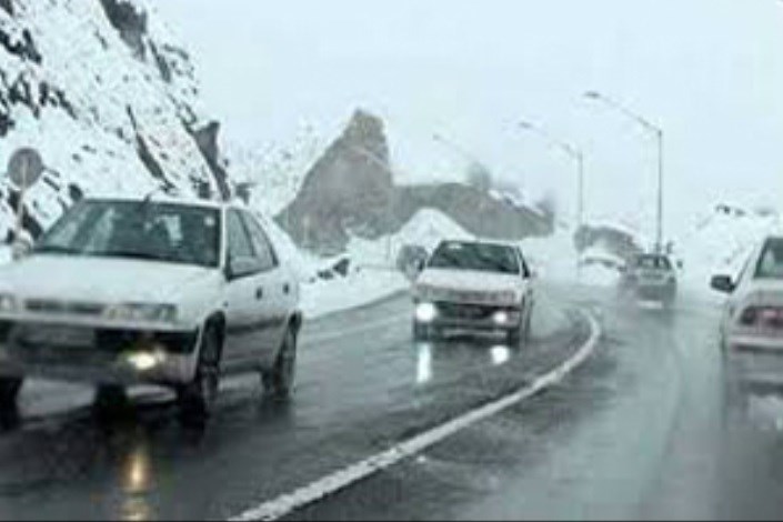 بارش برف در محور چالوس/ ترافیک روان در جاده‌های کشور