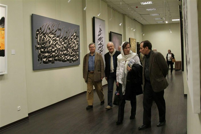 خبرنگاران فرانسوی از نمایشگاه آثار هنری «نگار مکتب خانه» بازدید کردند
