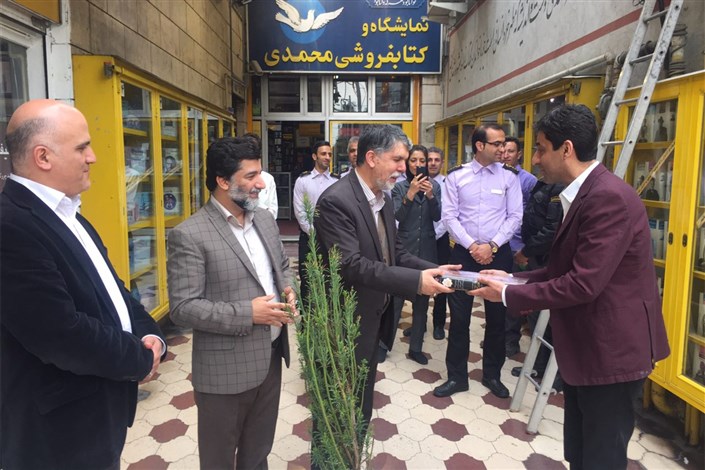 بازدید عباس صالحی از قدیمی ترین کتابفروشی شیراز