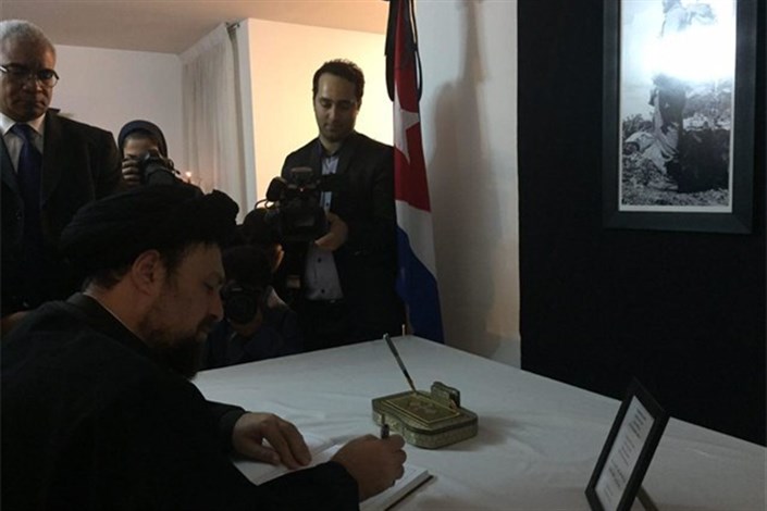 سیدحسن خمینی دفتر یادبود کاسترو را امضا کرد