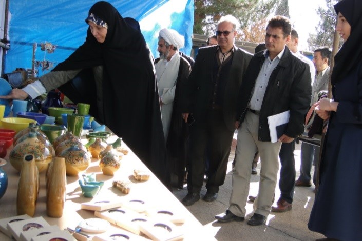  نمایشگاه صنایع دستی و هنرهای سنتی در دانشگاه آزاد اسلامی واحد گرمسارآغاز به کار کرد