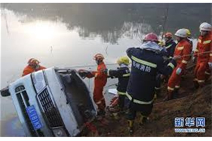 سقوط مینی بوس به رودخانه در چین 18 کشته برجای گذاشت 