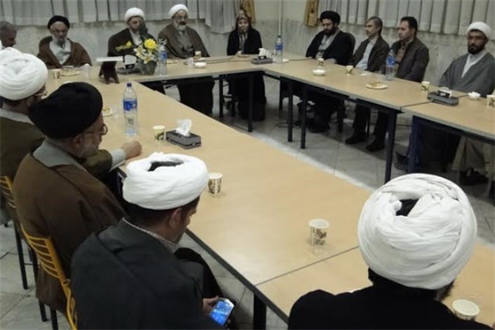 نشست صمیمانه روحانیون و استادان دانشگاه در واحد گرمسار برگزار شد