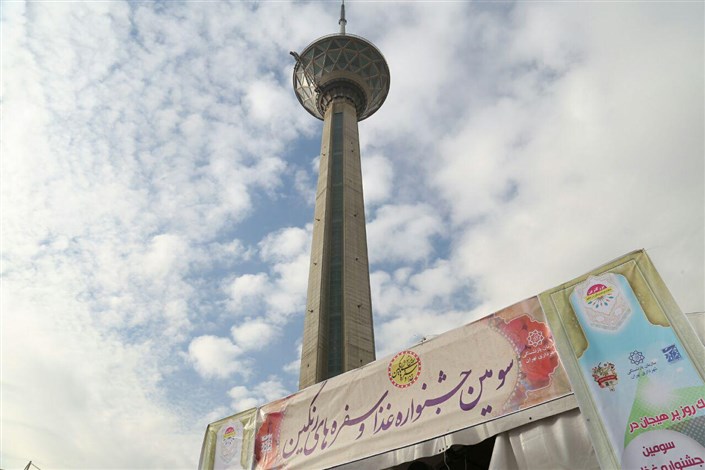 بلندترین میز غذا بازنشستگان کشور در برج میلاد 