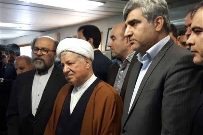 بازدید آیت الله هاشمی رفسنجانی و دکتر میرزاده از بزرگترین اسکله صادرات نفتی ایران در جزیره خارک
