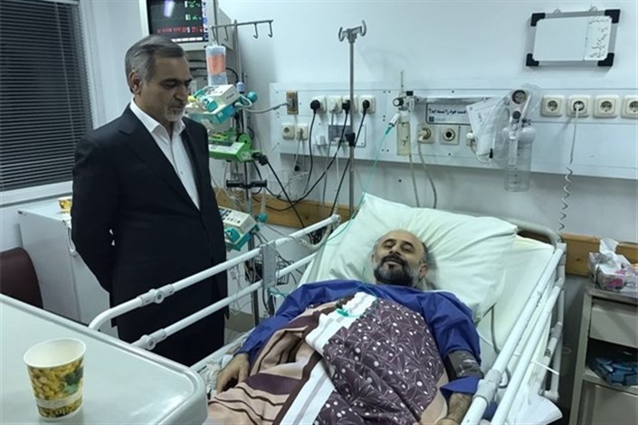 عیادت حسین فریدون از حجت‌الاسلام نقویان در بیمارستان