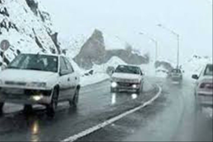 ترافیک نیمه سنگین و بارش برف در جاده‌های کشور 