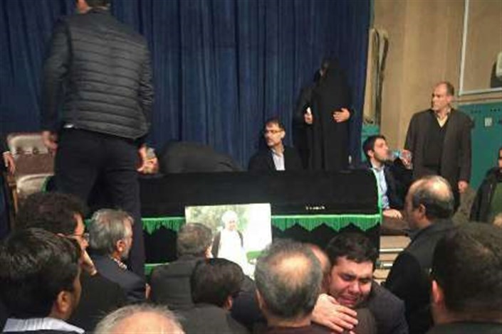 عزاداری جمعی از مردم در مقابل حسینیه جماران