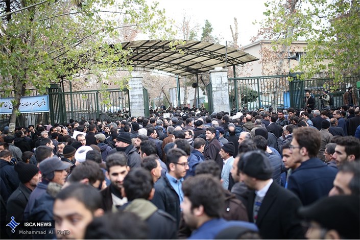 حضور گسترده مردم مقابل دانشگاه تهران برای وداع با آیت الله هاشمی