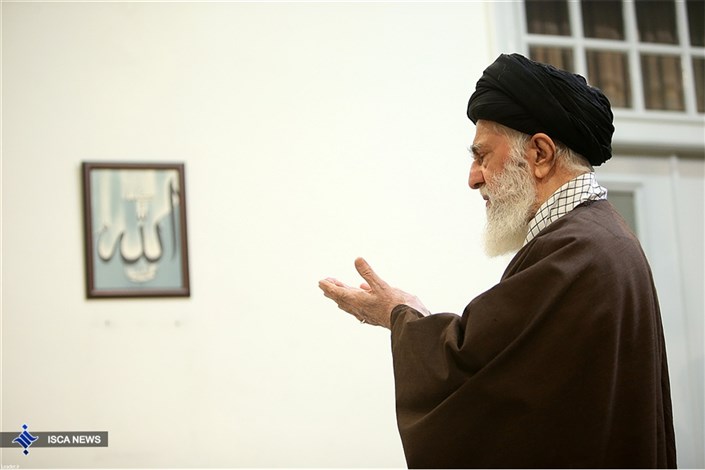 حضور رهبر انقلاب در دانشگاه تهران برای اقامه نماز بر پیکر آیت‌الله هاشمی