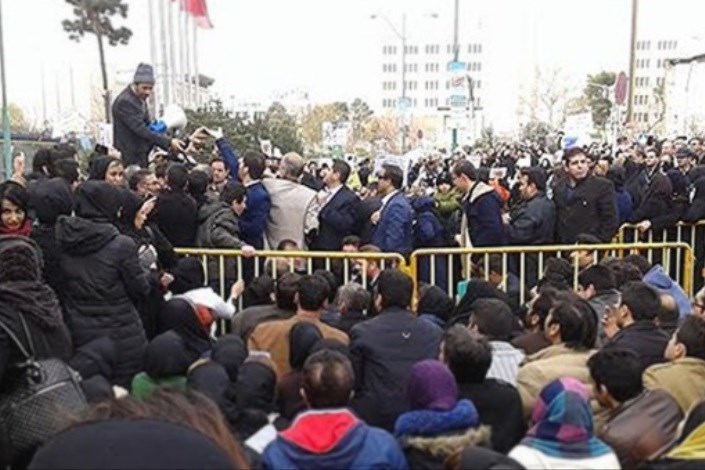 تجمع جمعی از بازنشستگان فولاد کشور مقابل مجلس