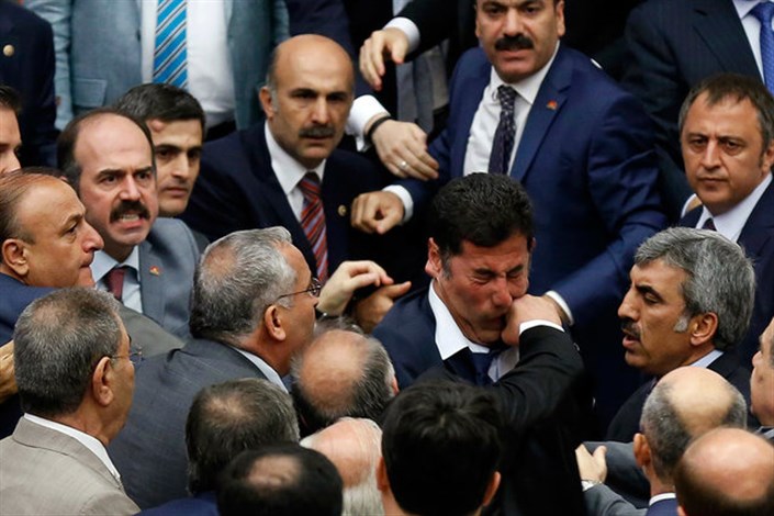 درگیری نمایندگان پارلمان ترکیه بر سر اصلاح قانون اساسی