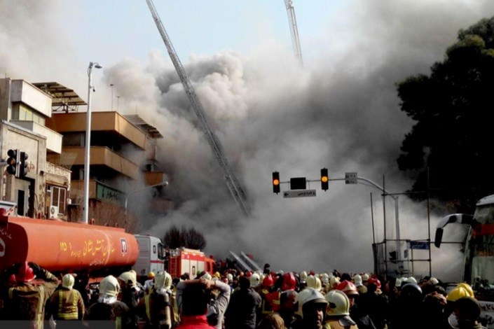 تخریب  ساختمان مجاور پلاسکو توسط آتش‌نشانان