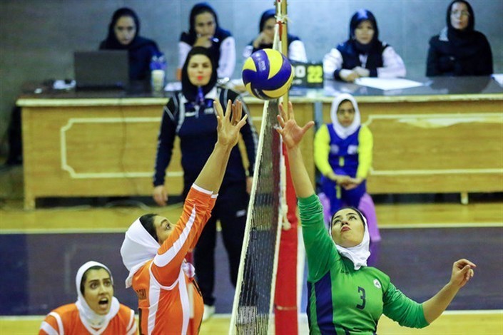 اهدای جام تیم والیبال بانوان به معاونت ورزش دانشگاه آزاد اسلامی 