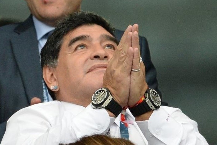 مارادونا: بابت کشیدن سیگار در بازی آرژانتین و ایسلند عذرخواهی می‌کنم