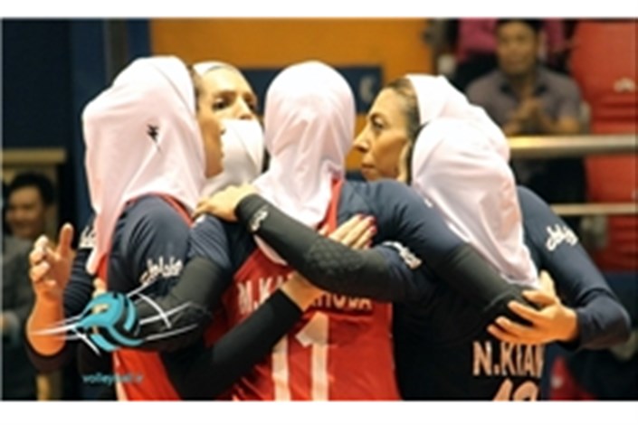 تمرین سبک دختران والیبالیست ایران قبل از بازی با هنگ‌کنگ