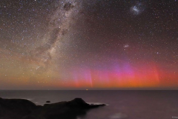 شفق‌قطبی قرمز برفراز استرالیا: تصویر نجومی روز ناسا (۱۰ بهمن ۹۵)