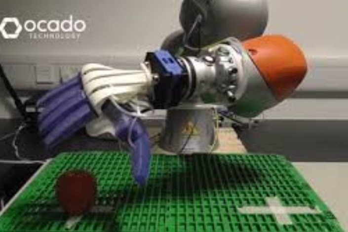 با اولین ربات میوه فروش جهان آشنا شوید؛ تکنولوژی دست راست انسان