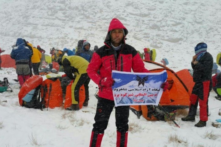 دانشجوی دانشگاه آزاد اسلامی  صعود خود به بلندترین قله یزد را تقدیم شهدای آتشنشان  کرد
