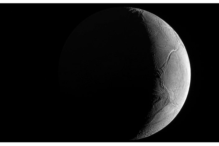 هلال انسلادوس: تصویر نجومی روز ناسا (۲۱ بهمن ۹۵)