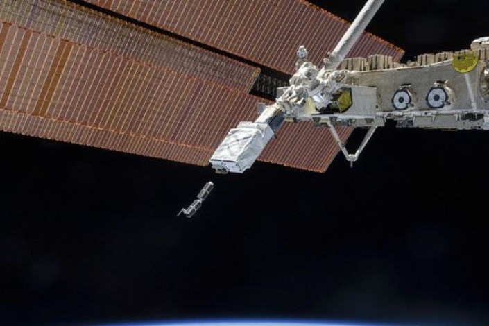 اماراتی ها ماهواره به فضا پرتاب می کنند
