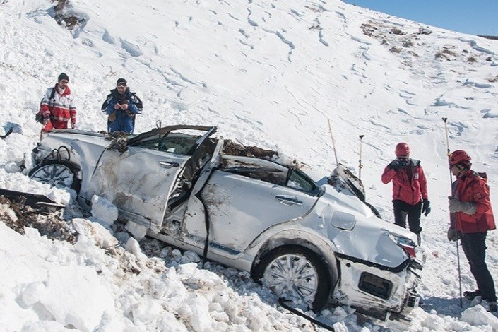 12 استان کشور تحت تاثیر برف و کولاک/ 1008 دستگاه خودرو در برف رهاسازی شدند