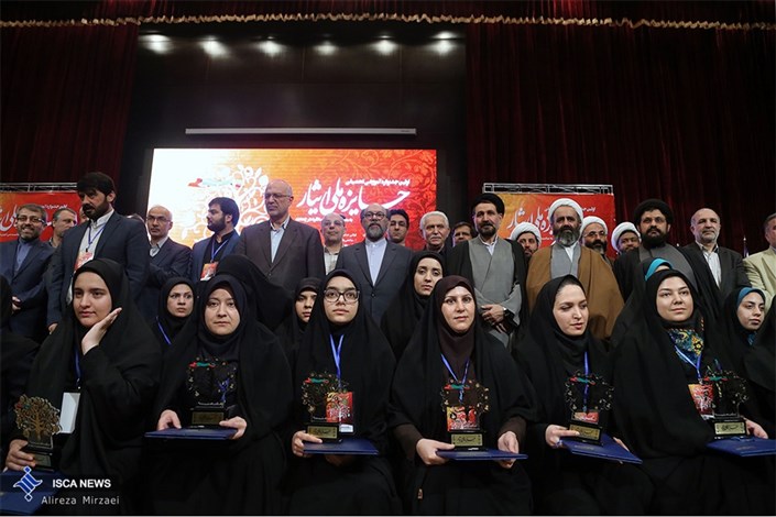 کسب دو جایزه ملی ایثار  توسط دانشجویان شاهد و ایثارگر دانشگاه آزاد اسلامی واحد کرج