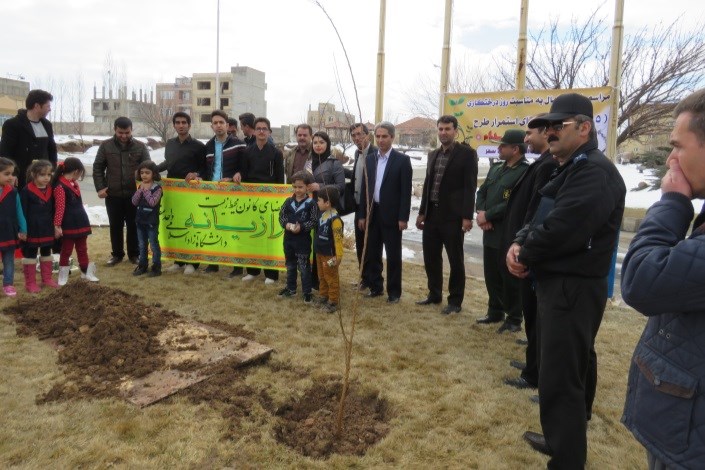 گرامیداشت روز درختکاری و کاشت نهال درخت در راستای یاد سبز شهداء در دانشگاه آزاد اسلامی واحد سقز