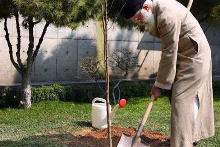 کاشت نهال توسط رهبر معظم انقلاب اسلامی به مناسبت هفته منابع طبیعی