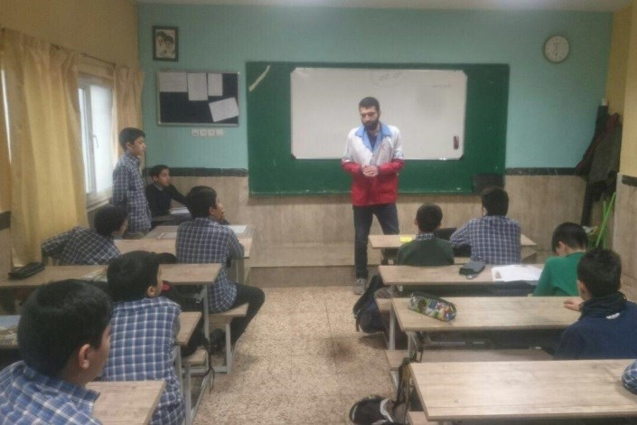 آموزش صحیح و آگاه سازی دانش آموزان نسبت به حوادث چهارشنبه سوری توسط دانشجویان واحد علوم دارویی