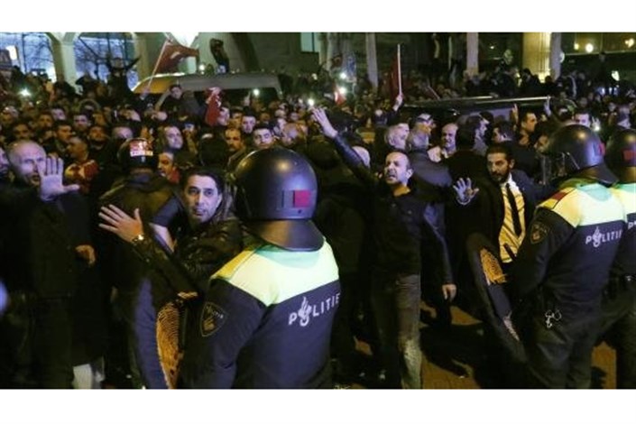 معترضان ترکیه‌ای به ساختمان کنسولگری هلند در استانبول یورش بردند