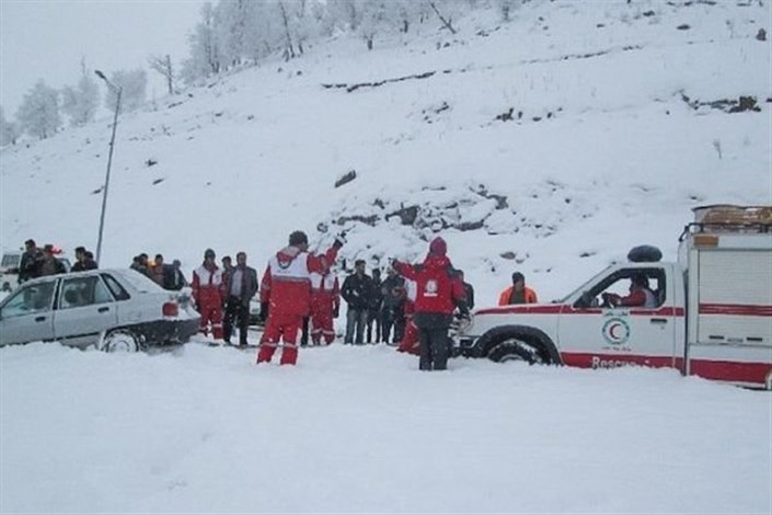 سقوط بهمن در روستای ناور شهرستان چالدران و گرفتار شدن خودروها