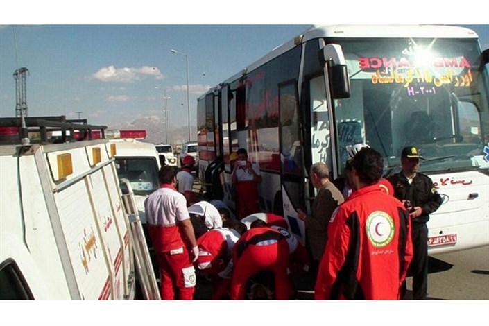 یک کشته و 22 زخمی در برخورد اتوبوس و تریلی 