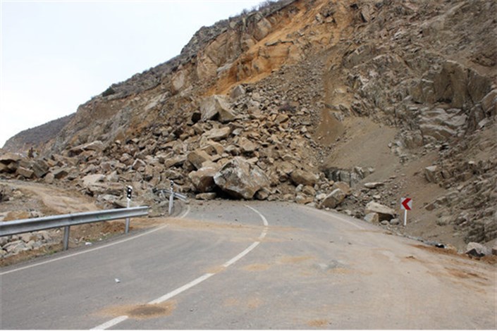 چهار مصدوم بر اثر ریزش کوه در جاده هراز
