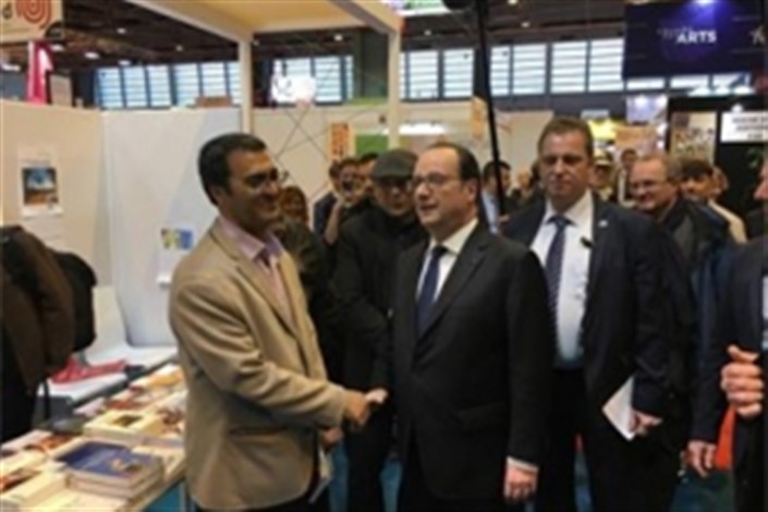 رئیس جمهوری فرانسه از غرفه ایران در نمایشگاه کتاب پاریس بازدید کرد
