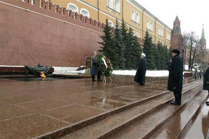 احترام روحانی به آرامگاه سرباز گمنام روسیه و نثار تاج گل