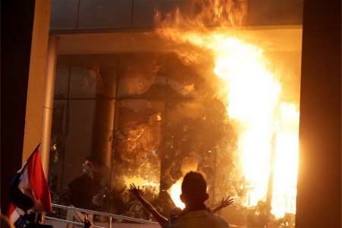 معترضان خشمگین در پاراگوئه ساختمان مجلس سنا را به آتش کشیدند