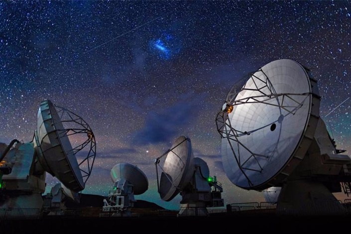 دانشمندان تأیید کردند: منشأ امواج رادیویی سریع بیرون از کهکشان راه شیری است