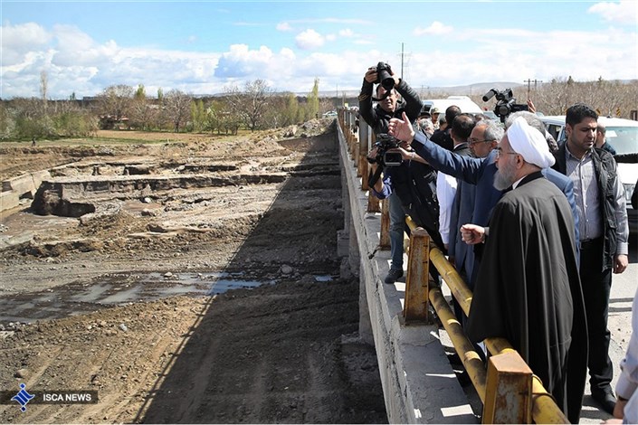 رئیس جمهوری  از مناطق سیل زده آذربایجان شرقی بازدید کرد