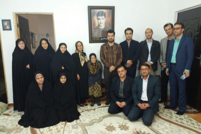 دیدار جمعی از دانشگاهیان واحد لاهیجان به مناسبت روز ارتش با خانواده شهید ایرج بخشی پور