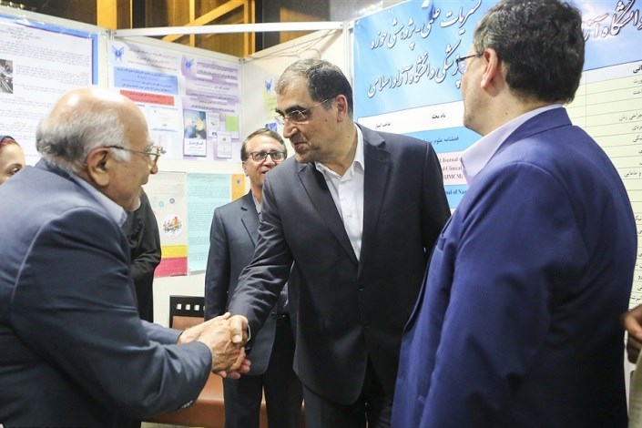 بازدید وزیر بهداشت از غرفه دانشگاه آزاد اسلامی در هجدهمین همایش کشوری آموزش علوم پزشکی
