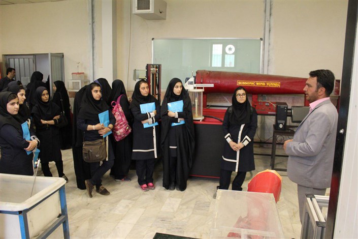 بازدید دانش آموزان از دانشگاه آزاد اسلامی تهران شرق