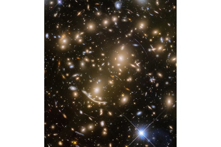 تصویر جدید هابل از خوشه کهکشانی دوردست